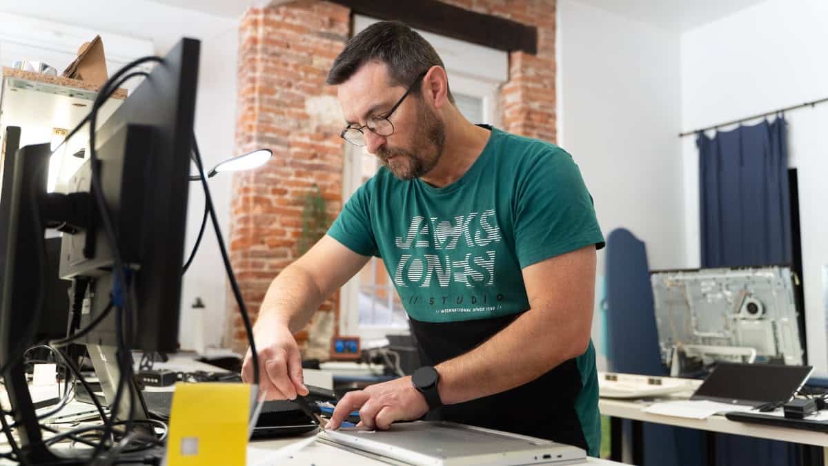 Technicien Gaillac Informatique effectuant une réparation d'ordinateur dans son atelier à Gaillac